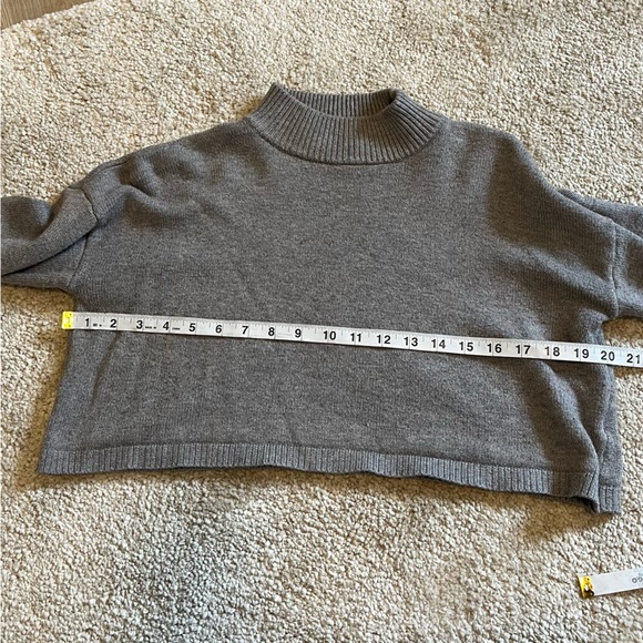 Elenza Cropped Mock Neck Sweater - Picture 7 of 9